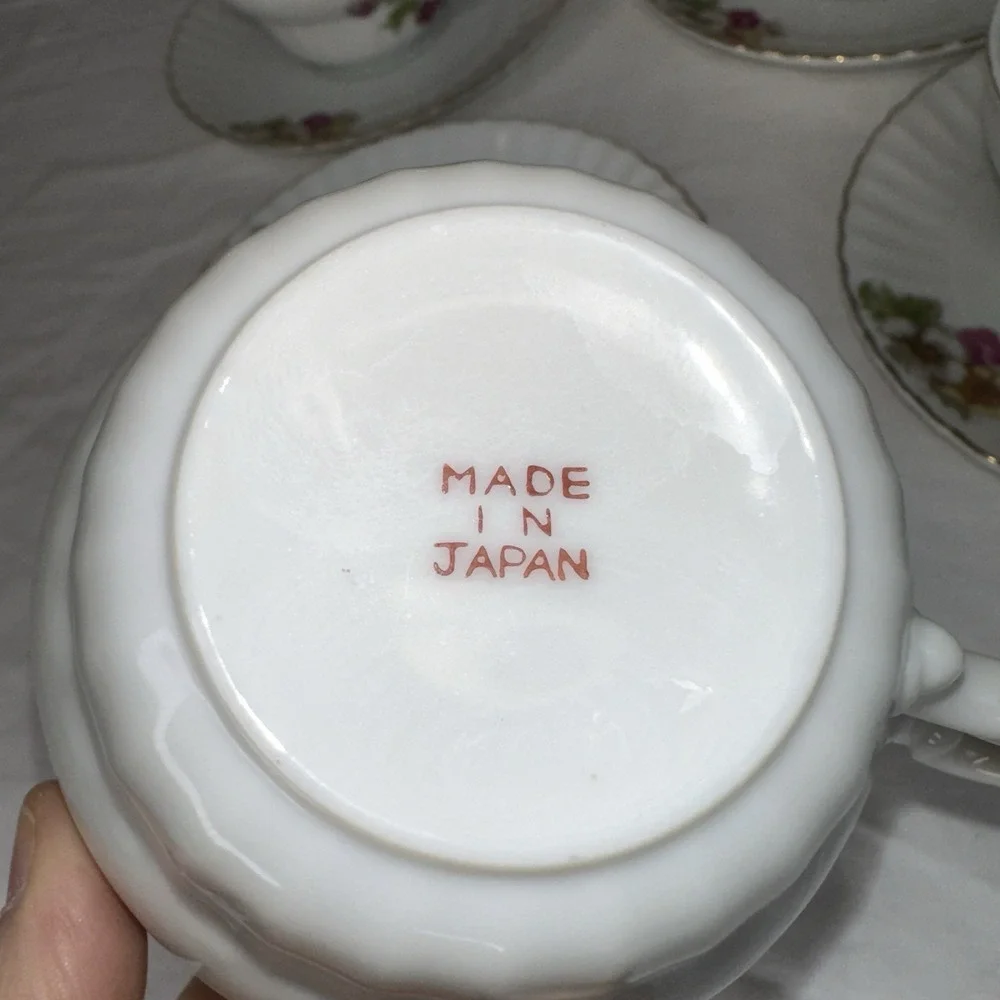 Made in Japan Tea Cup and Saucer Set Vintage Floral Gold‎ Trim White 4 Sets